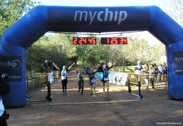 Sonia Moya, Elía Moya y Alicia Bautista entrando en meta