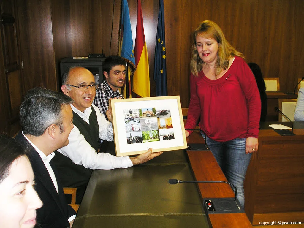 Vicent Chorro mostrando un cuadro