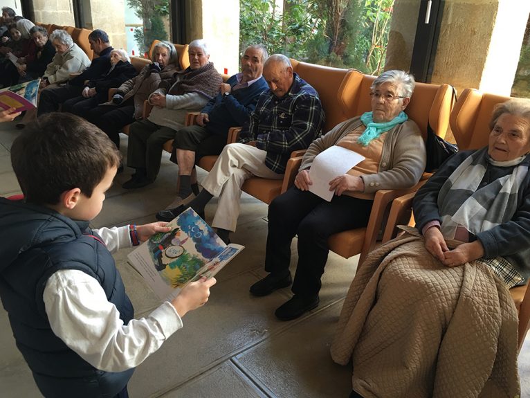 Escolar leyento para los mayores