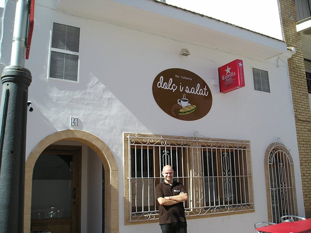Simón Montague ante la puerta de su restaurante