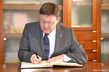 Ximo Puig firmando el libro de honor