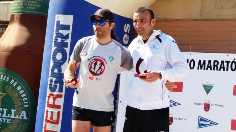 Adrián Hadri en el podio de la Media Maratón de Murcia