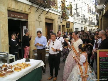 Alcalde y reinas degustando monas de pascua
