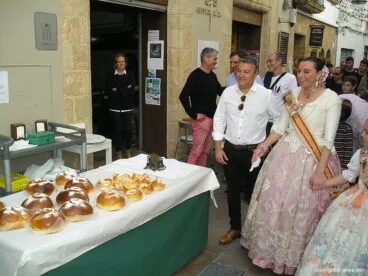Alcalde y reinas visitando los stands