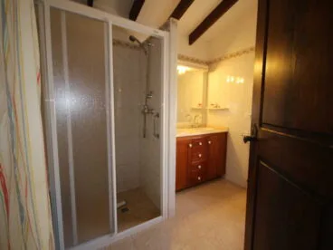 Baño con ducha de la casa Atina inmobiliaria