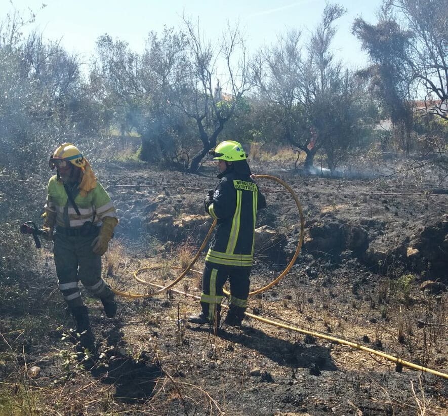 Bomberos extinguiendo el fuego