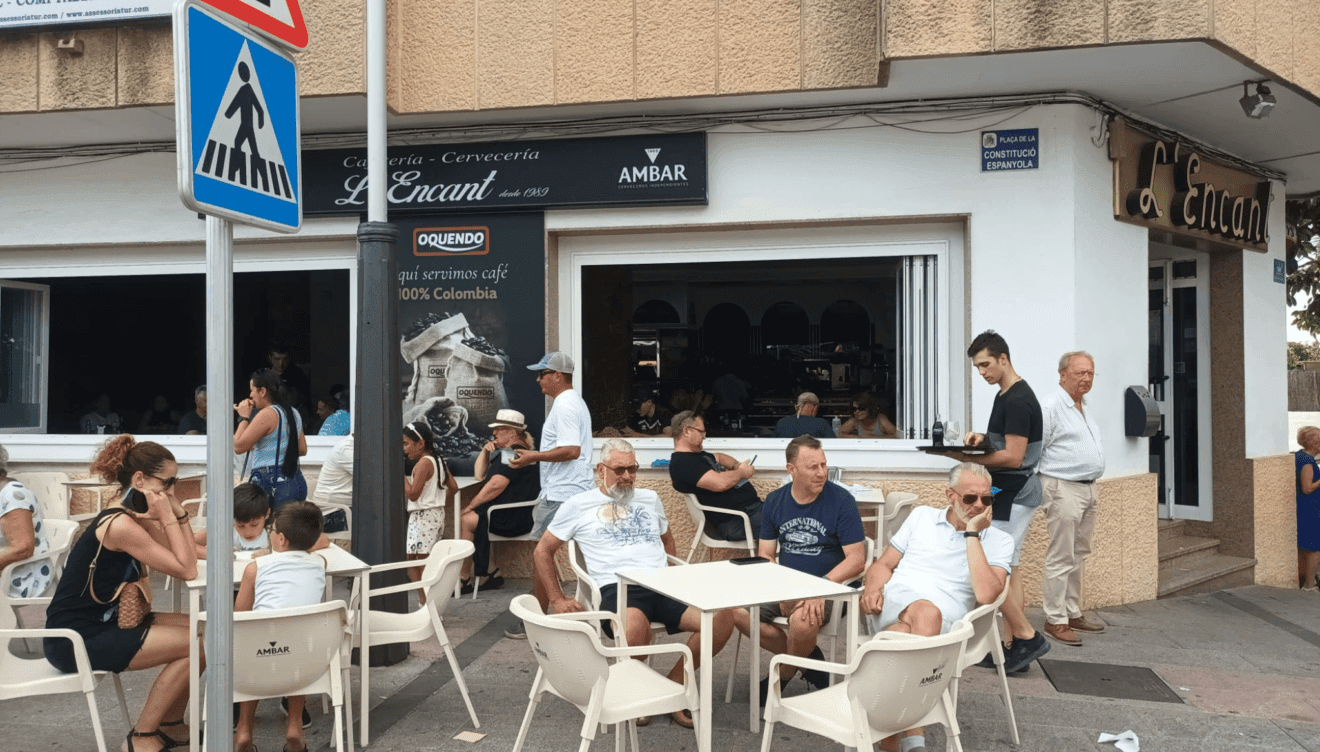 Cafetería L'Encant y amplia terraza