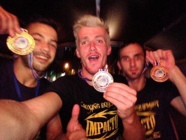 Cain Kierman con su medalla de plata