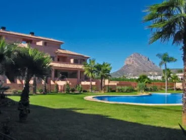 CasaNova Villas – Jardín y Piscina