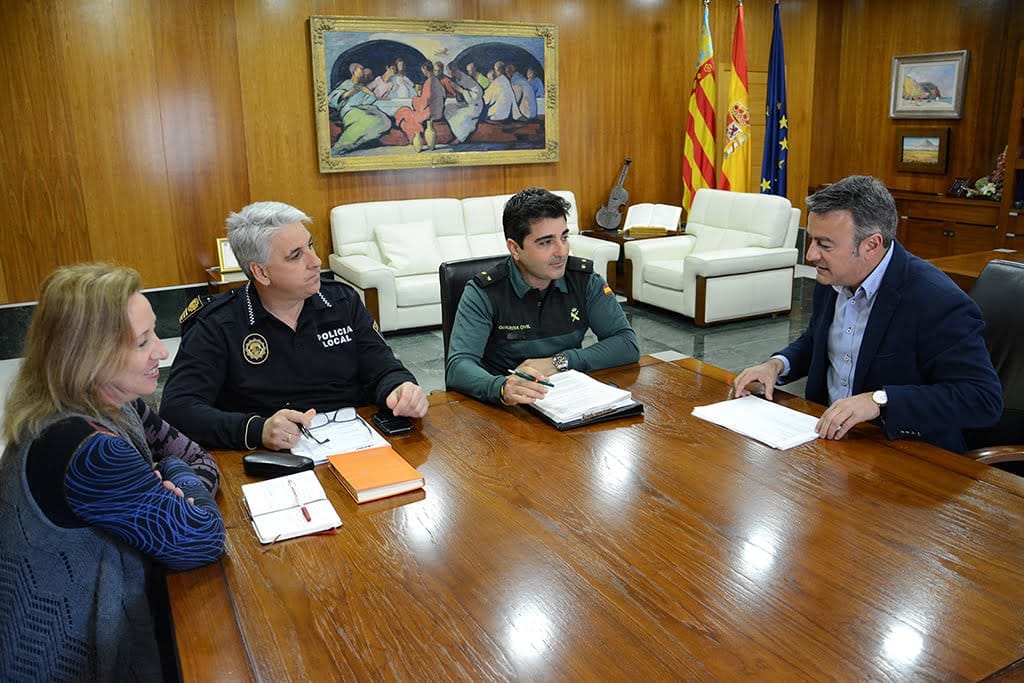 Chulvi con miembros de Policía Local y Guardia Civil