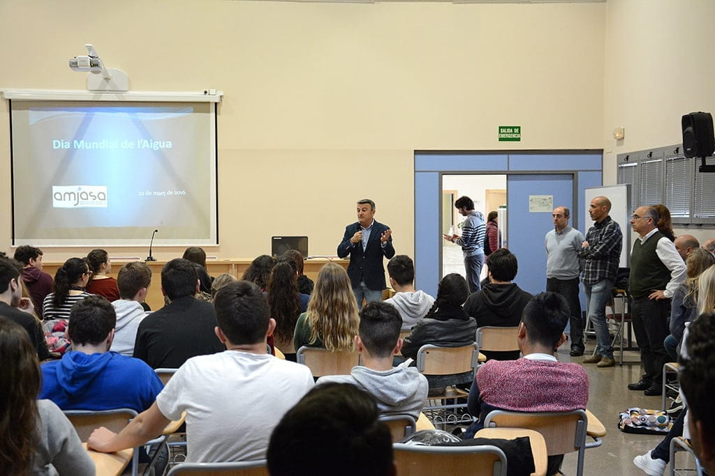 Chulvi en su charla a los alumnos del IES Nº 1 con motivo del Día del Agua