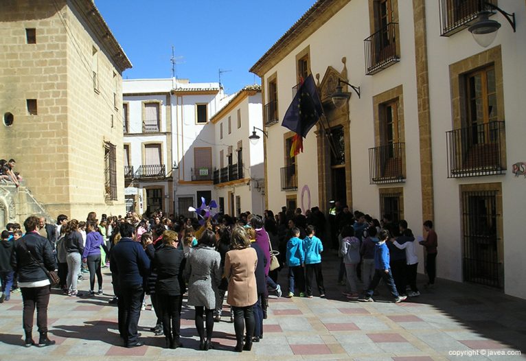 Concentration at the door of the town hall on the Day of the Dona