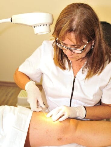 La doctora Belló en su trabajo