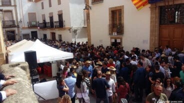 Domingo Pascua – Plaza Iglesia con mucha gente