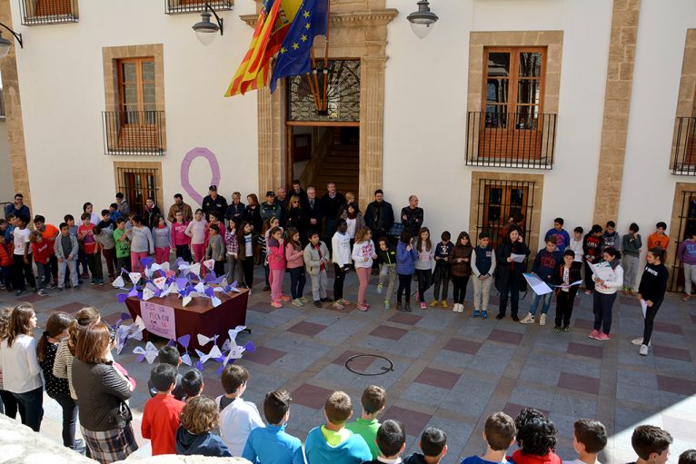 Escolares leyendo el manifiesto del Día de la Dona en Xàbia