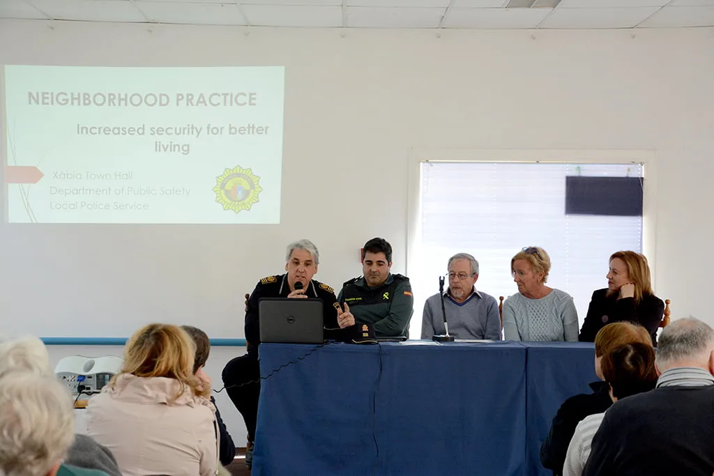 Fuerzas de seguridad en la asamblea de Vecinos Cooperando