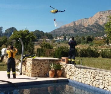 Helicóptero sofocando un incendio en Jávea