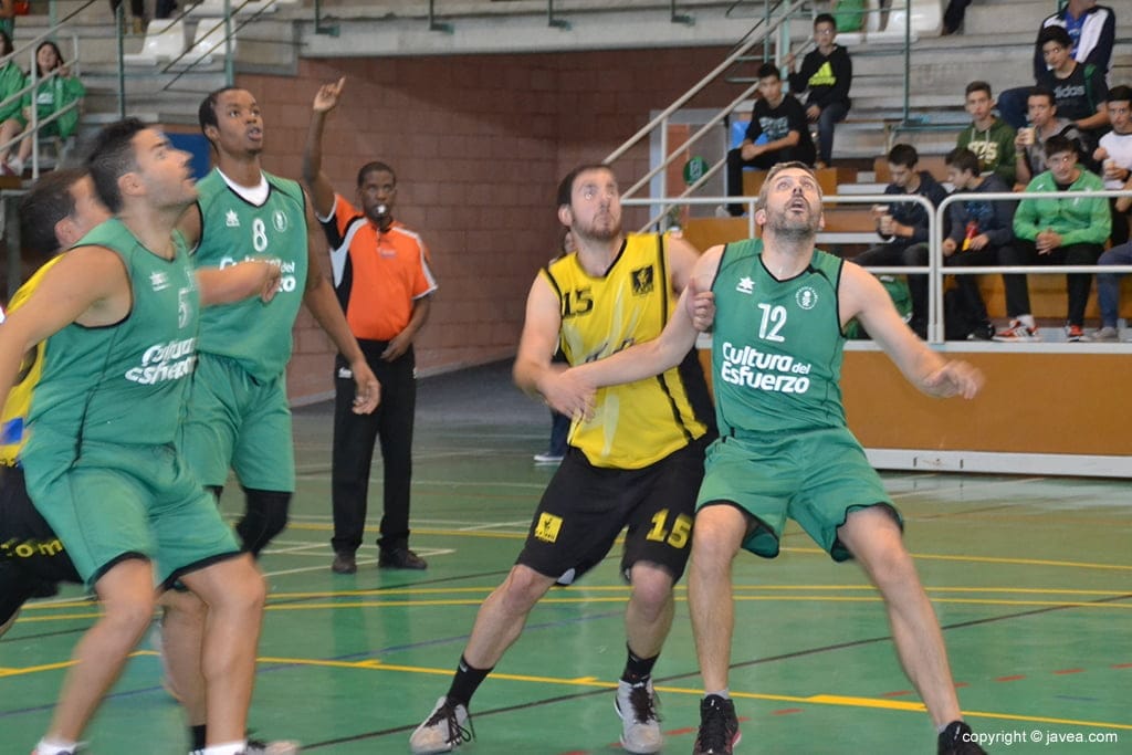 Los jugadores del CB Joventut Xàbia frente al CB Onil