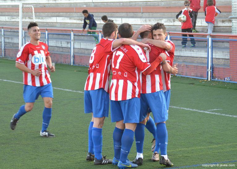 Los jugadores del CD Jávea celebrando un gol