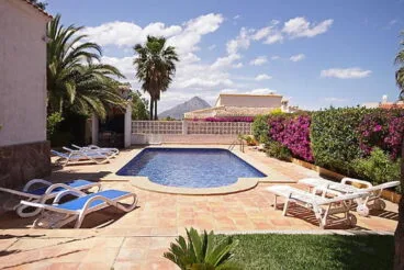 Piscina y tumbonas en la casa de Aguila Rent a Villa