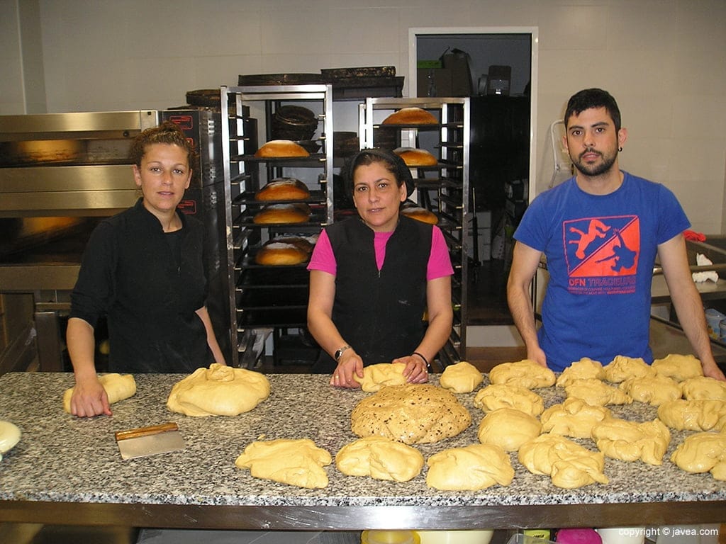 Preparando la masa de las monas