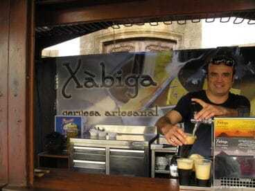 Puesto de cerveza artesanal en la Fira