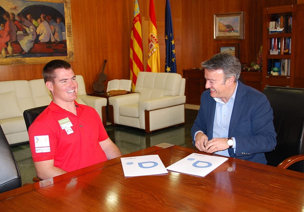 Rafa Andarias con Chulvi tras firmar el convenio