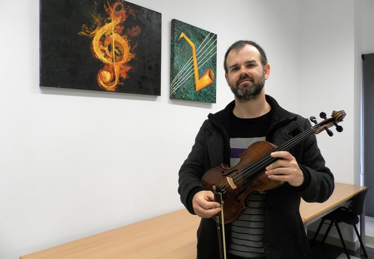 Raúl Capella con el violín donado por la familia Hulleman