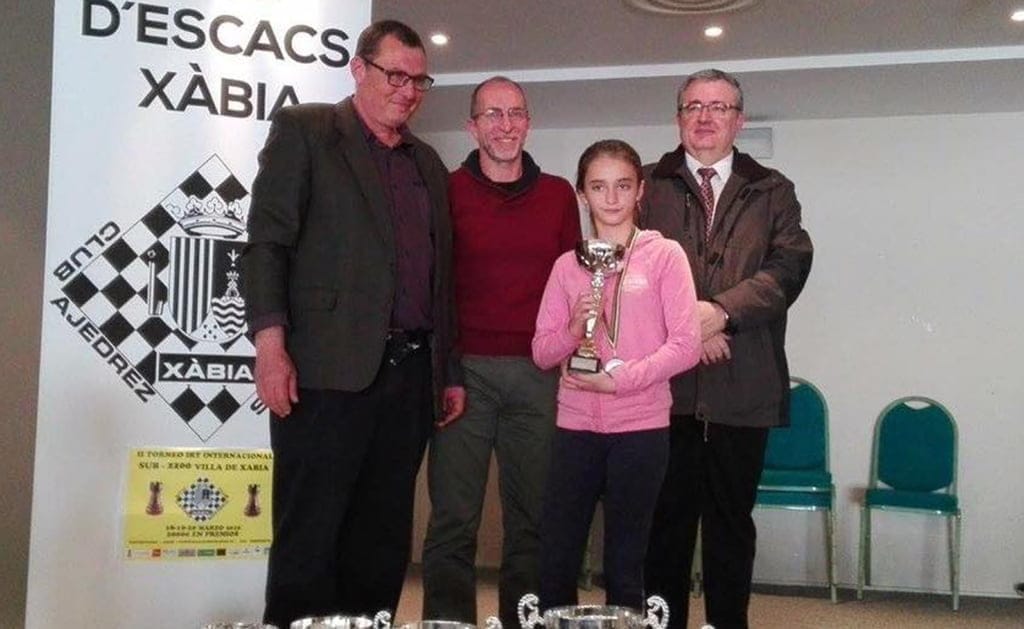 Rebeca Jiménez con su trofeo
