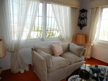 Sala de estar amplia CHA0374 MarinaBay Homes