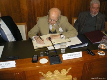 Santiago Grisolía firmando en el libro de honor de Xàbia