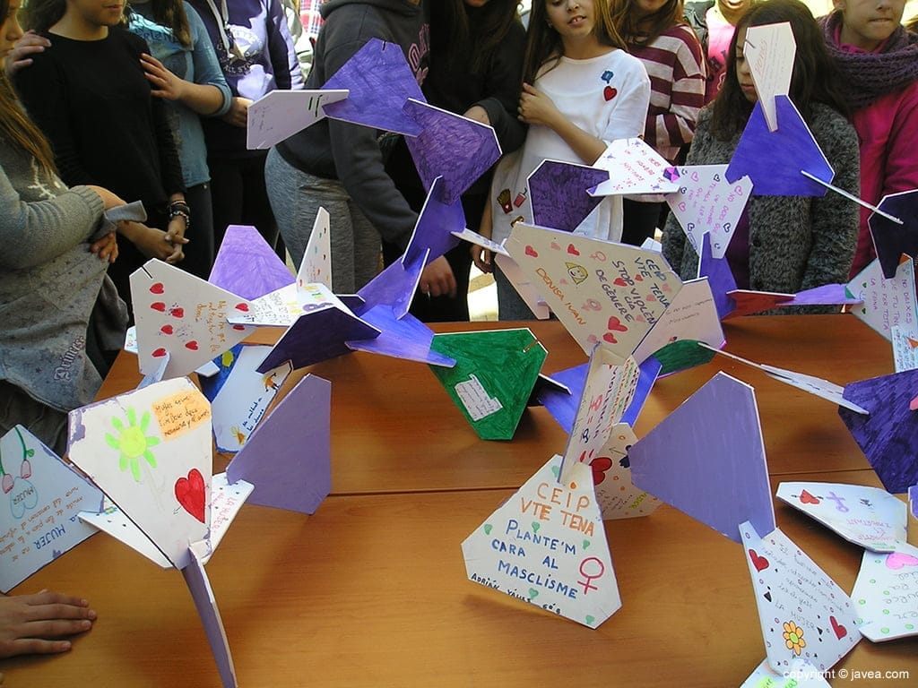 Siluetas realizadas por los escolares para el Dia de la Dona 