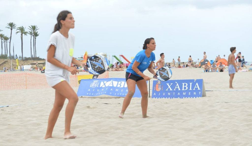 Tenistas jugando en la playa del Arenal