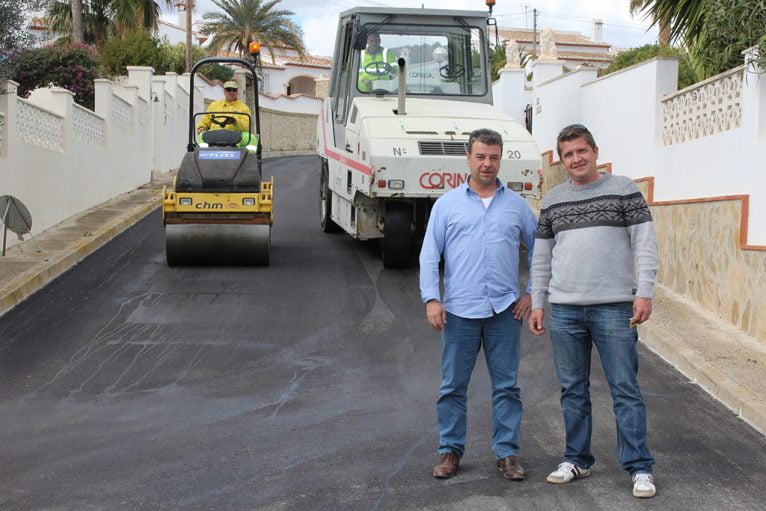 Toni Colomer controlando los trabajos de asfaltado en Benitatxell