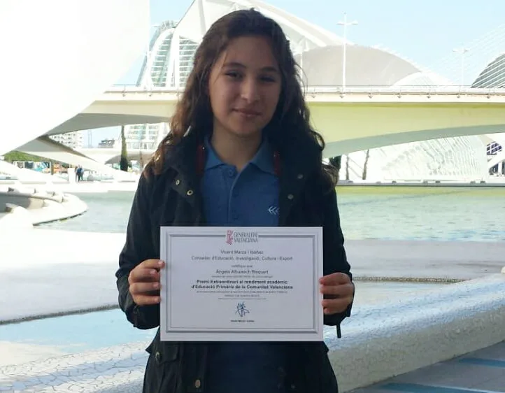 Angela Albuixech mostrando su diploma