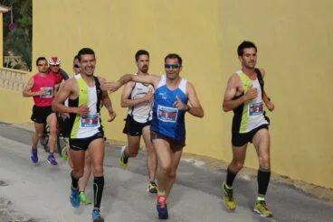 Atletas del CA Llebeig Xàbia en cabeza de la carrera
