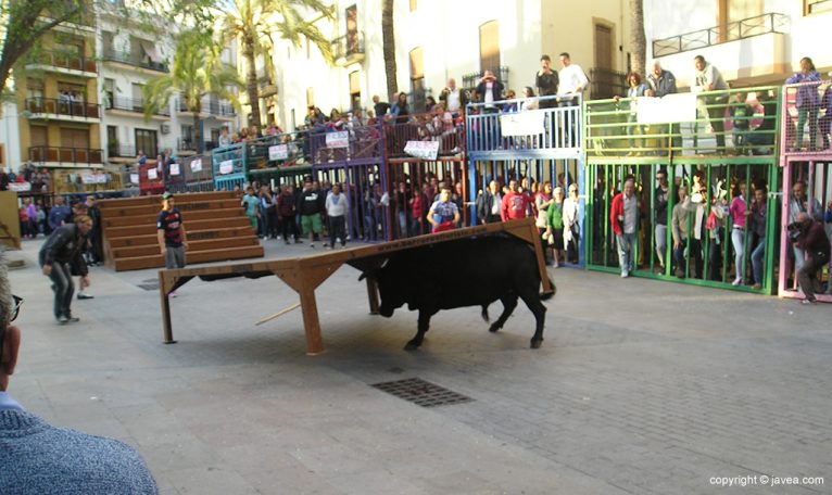 El toro levantando el tablao de madera