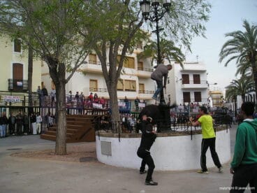Jóvenes ante el toro