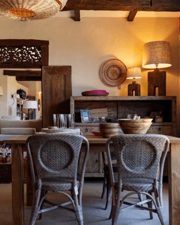 Comedor decorado con muebles coloniales de alta calidad