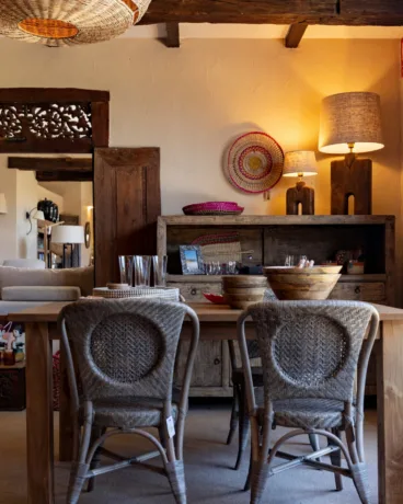 Comedor decorado con muebles coloniales de alta calidad