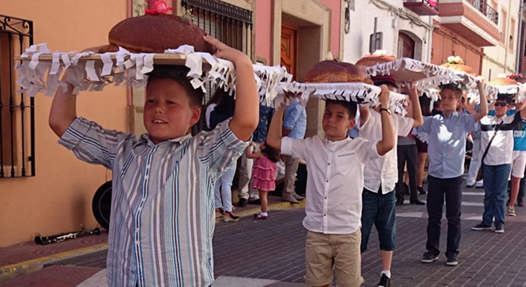 Desfile panes bendecidos en El Poble Nou de Benitatxell