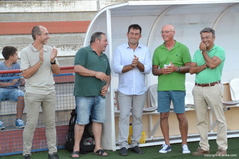 Directivos del CD Jávea con el alcalde y el edil de deportes