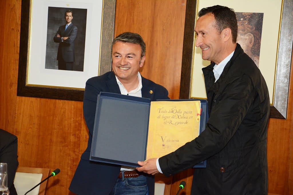 El alcalde de Elche entrega un regalo al de Xàbia