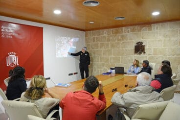 El jefe de policía local informando a los vecinos
