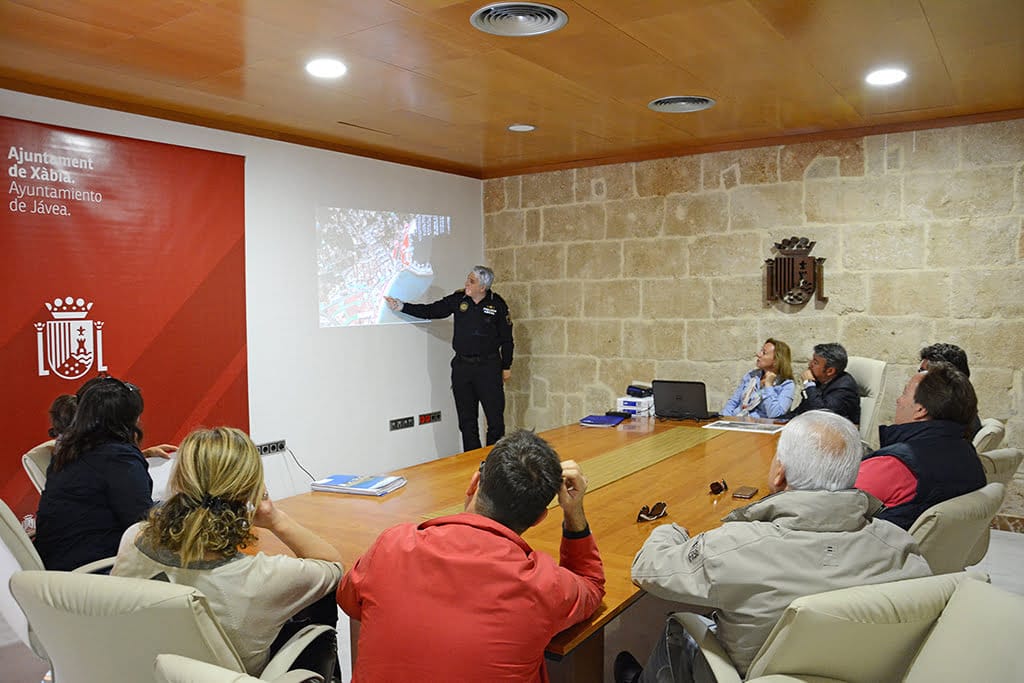 El jefe de policía local informando a los vecinos