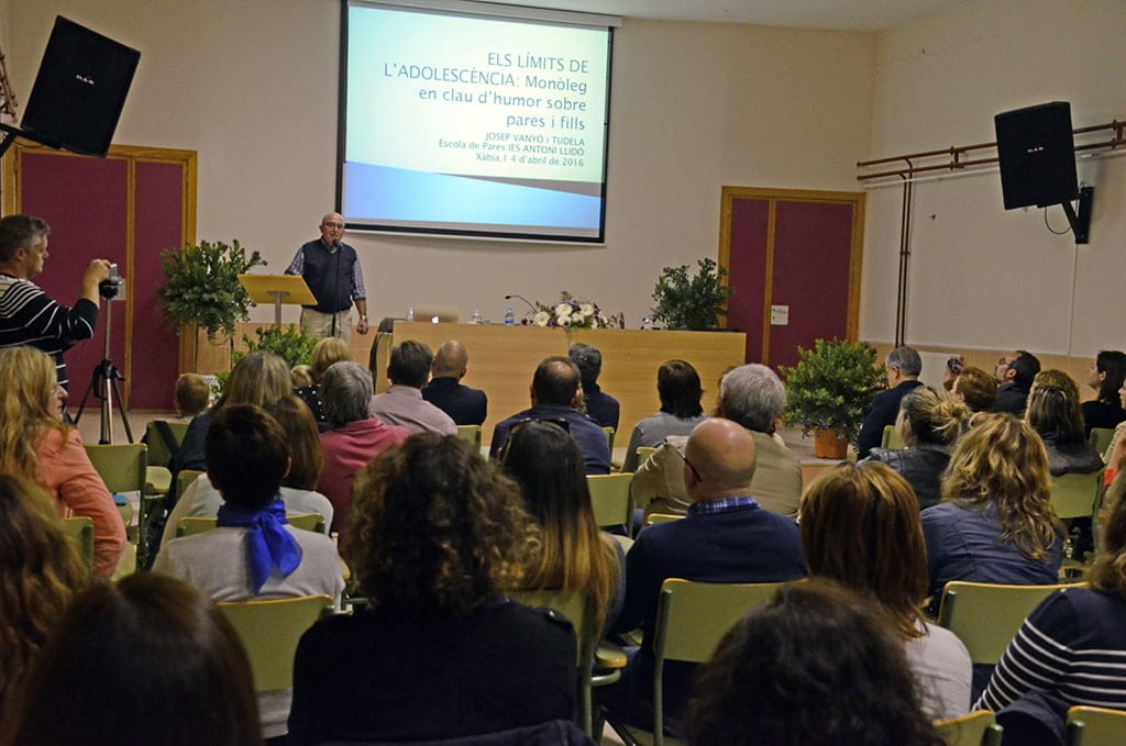El profesor Josep Vanyó realizando su monólogo