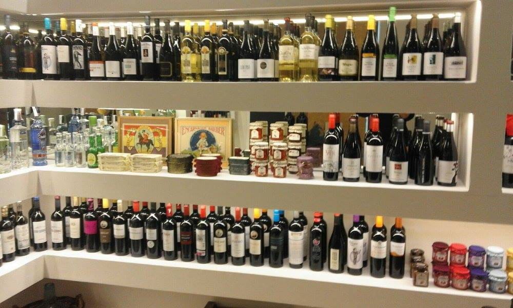 Exposición de botellas Vins i mes