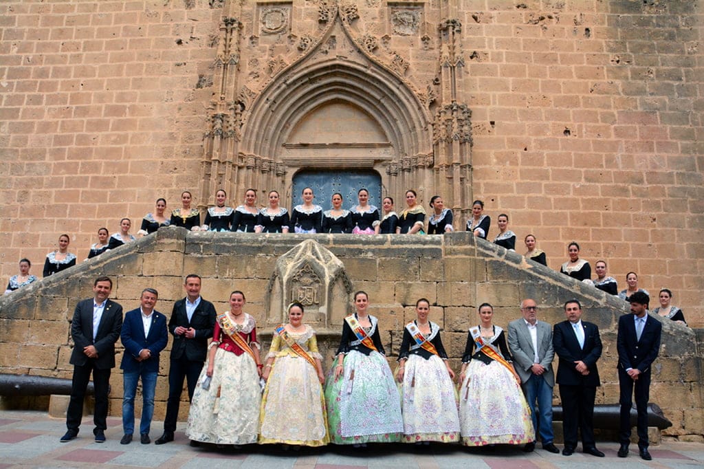 Festeras de Elche y Xabia en la plaza de la Iglesia