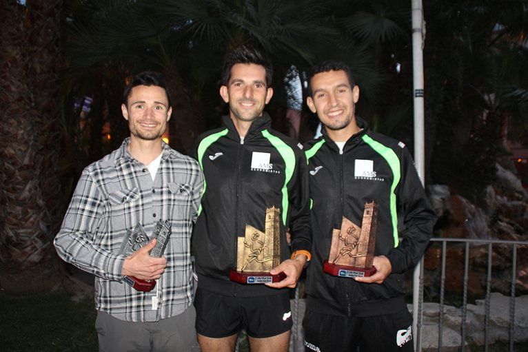 García y Younes con sus trofeos