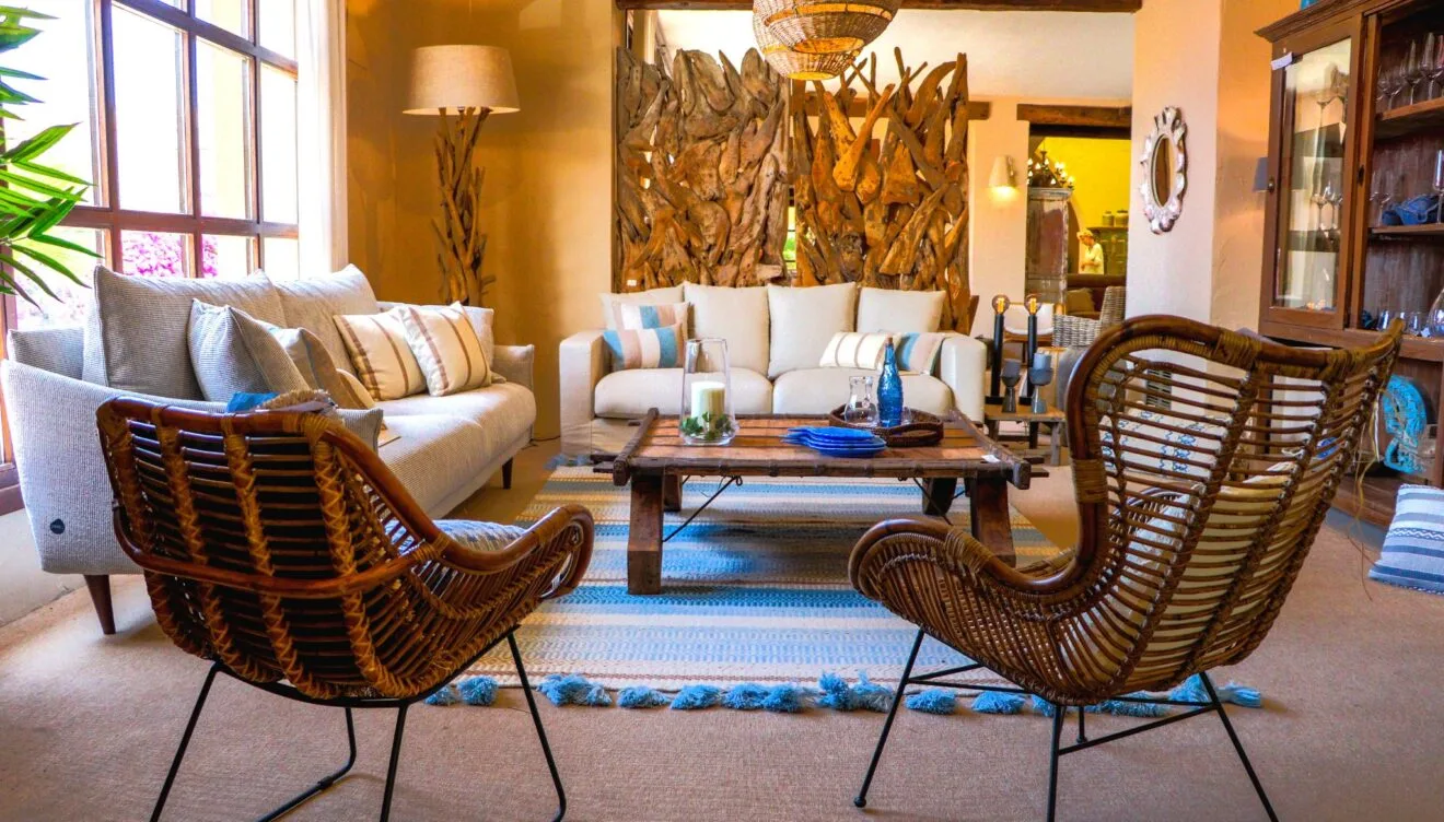 Gran variedad de mobiliario interior y exterior